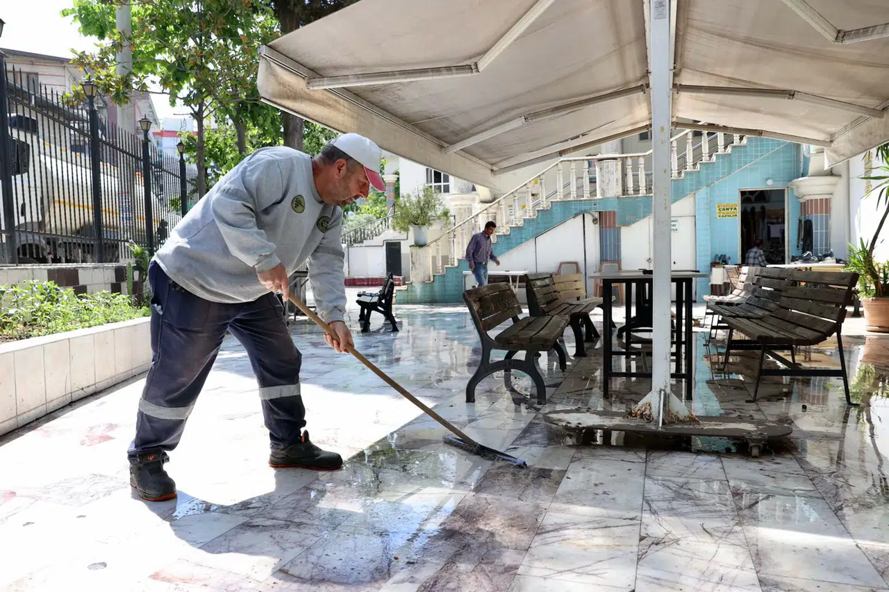 Buca’da ibadethaneler bayrama hazırlandı