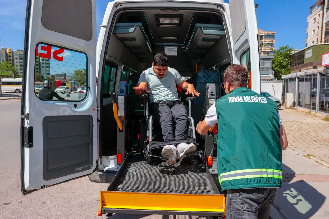 Konak’ın ‘Engelsiz Servis’i yüzleri güldürmeye devam ediyor