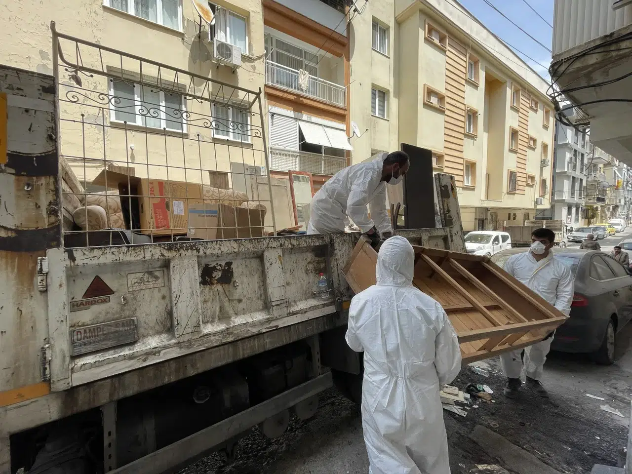 Konak’ta çöp eve geçit verilmedi: 10 ton atık çıkarıldı