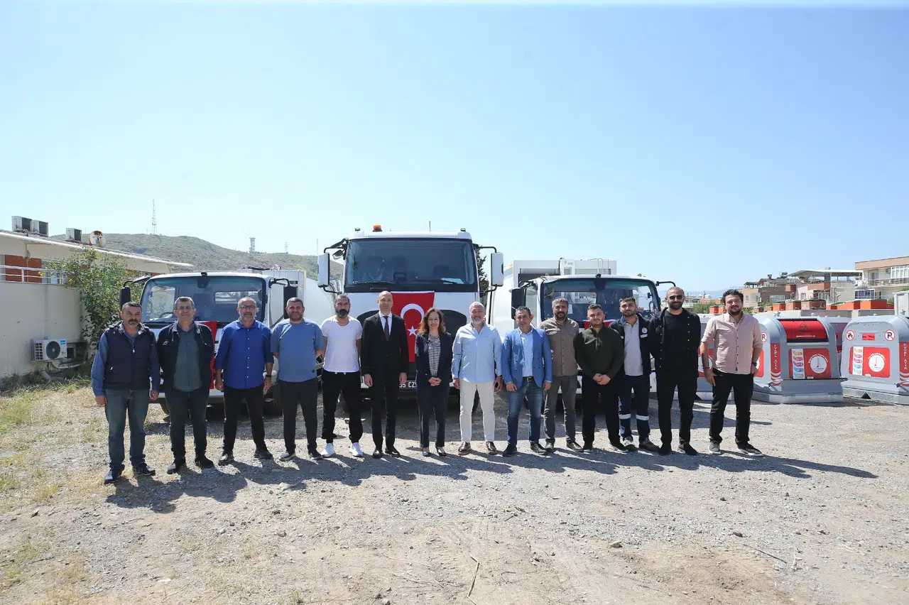 Karşıyaka’nın temizlik filosu üç yeni kamyonla güçlendi