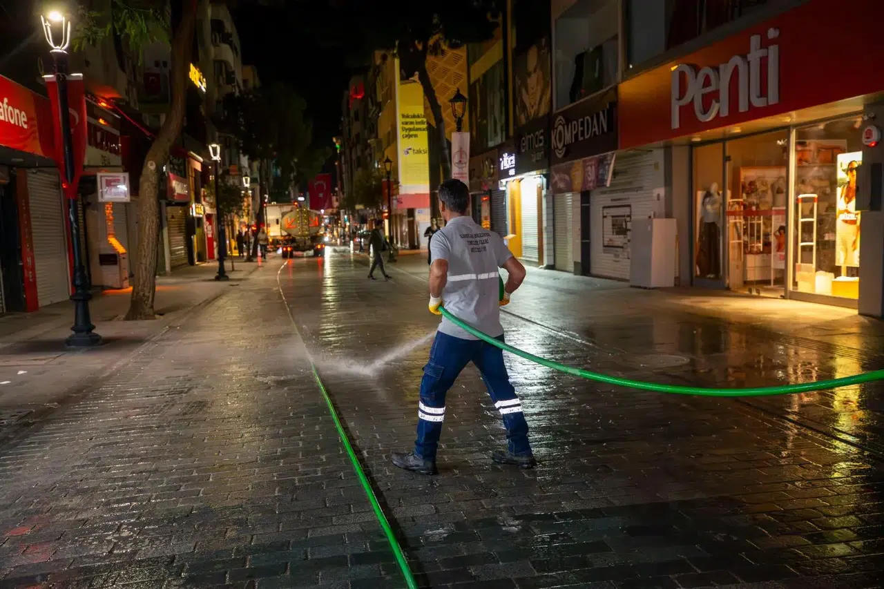 Karşıyaka Çarşısı’nda dip bucak bayram temizliği