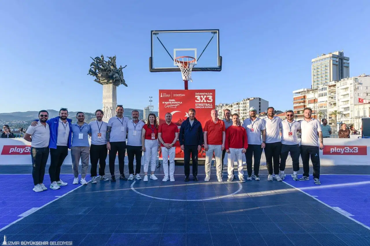 Gençler İzmir’i ayağa kaldırdı