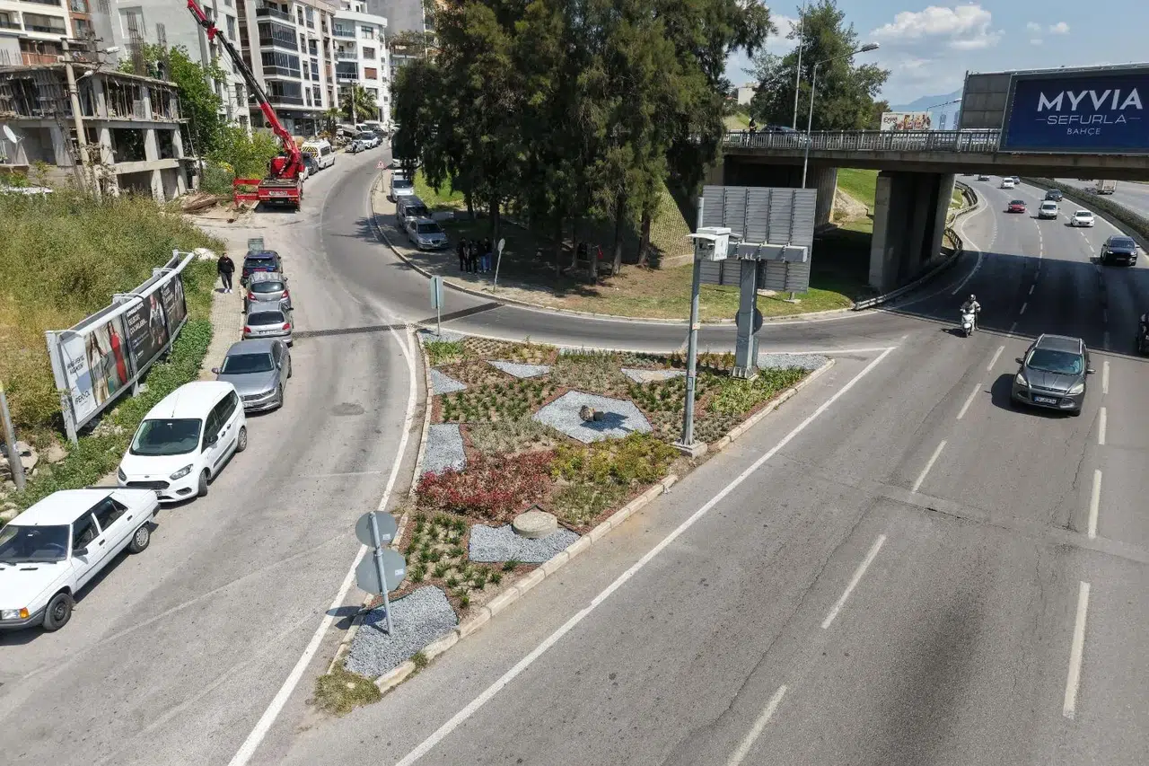 İzmir yaza çiçek açarak hazırlanıyor