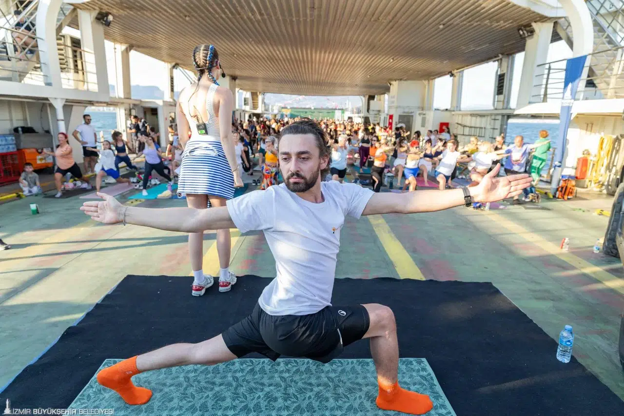 Körfez’in mavisinde 400 kişilik yoga buluşması