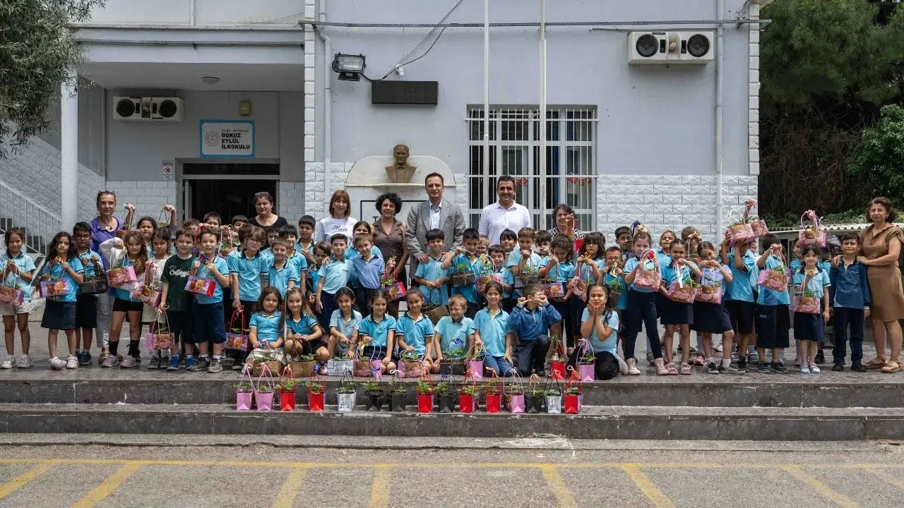 Bornovalı minik eller toprakla buluşuyor