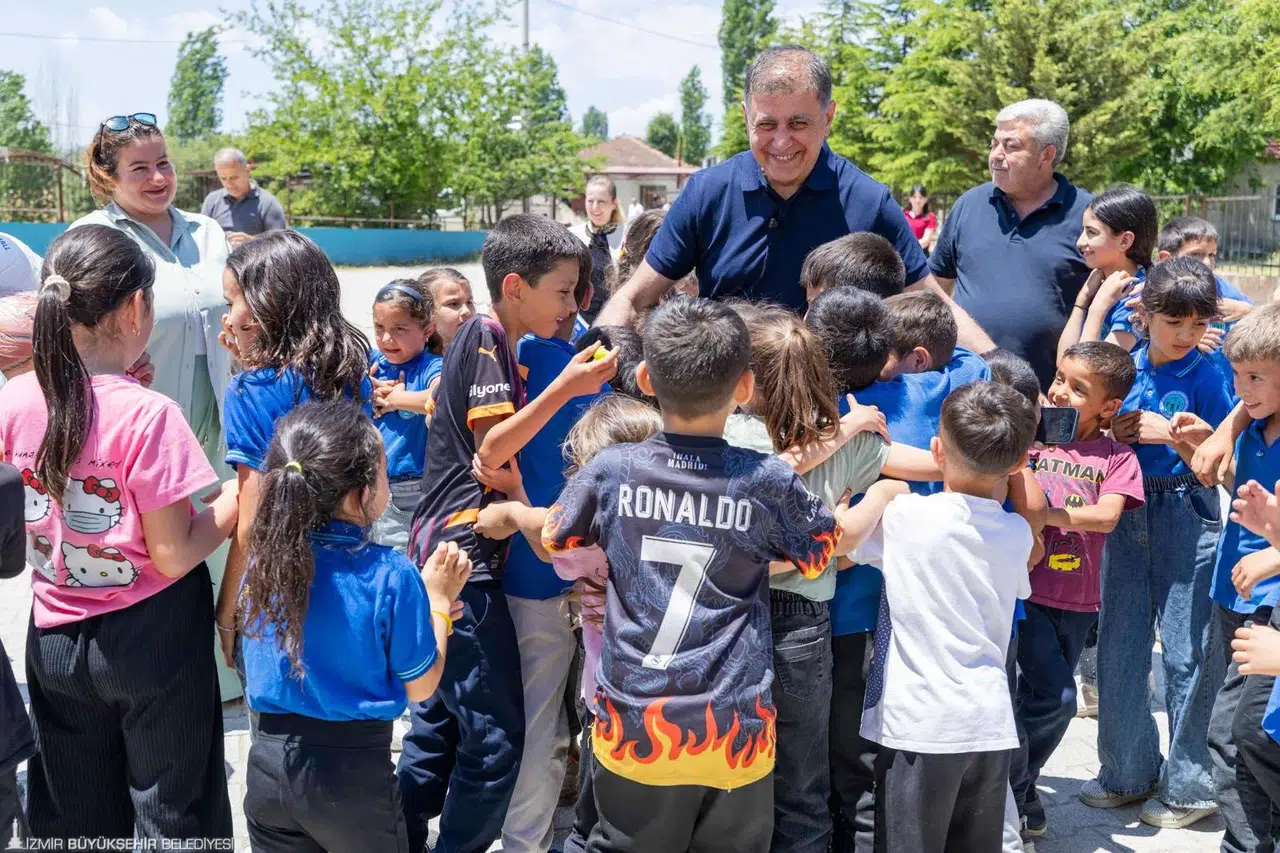 Başkan Tugay’dan Kirazlı çocuklara karne hediyesi