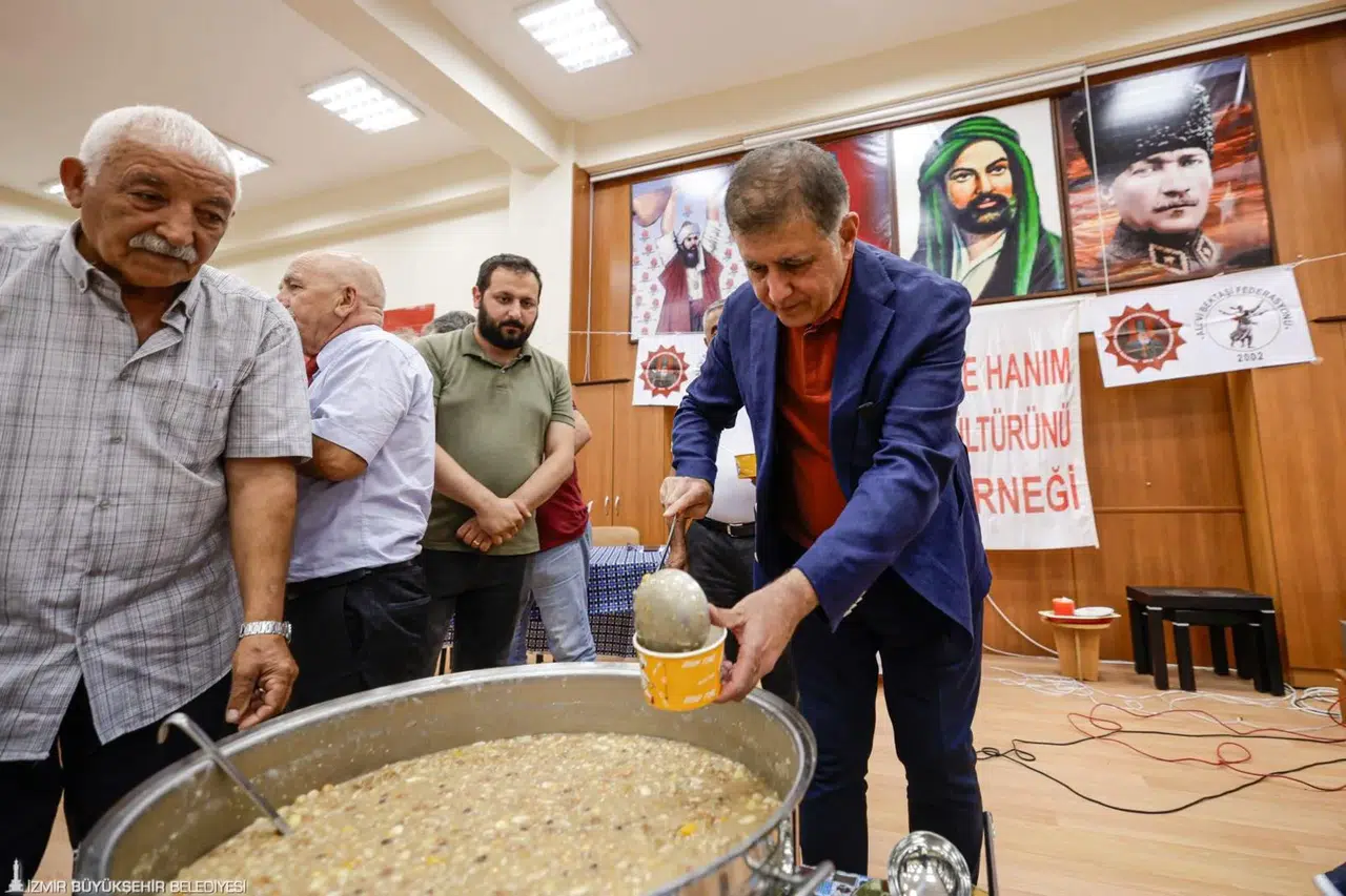 Başkan Tugay aşure lokmasını paylaştı