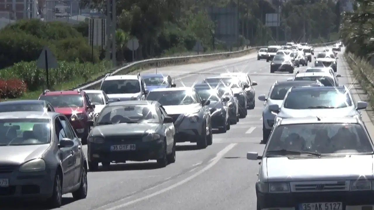 İzmir'de trafiğe kayıtlı araç sayısı %6,7 artarken yeni taşıt kaydı %18,2 düştü