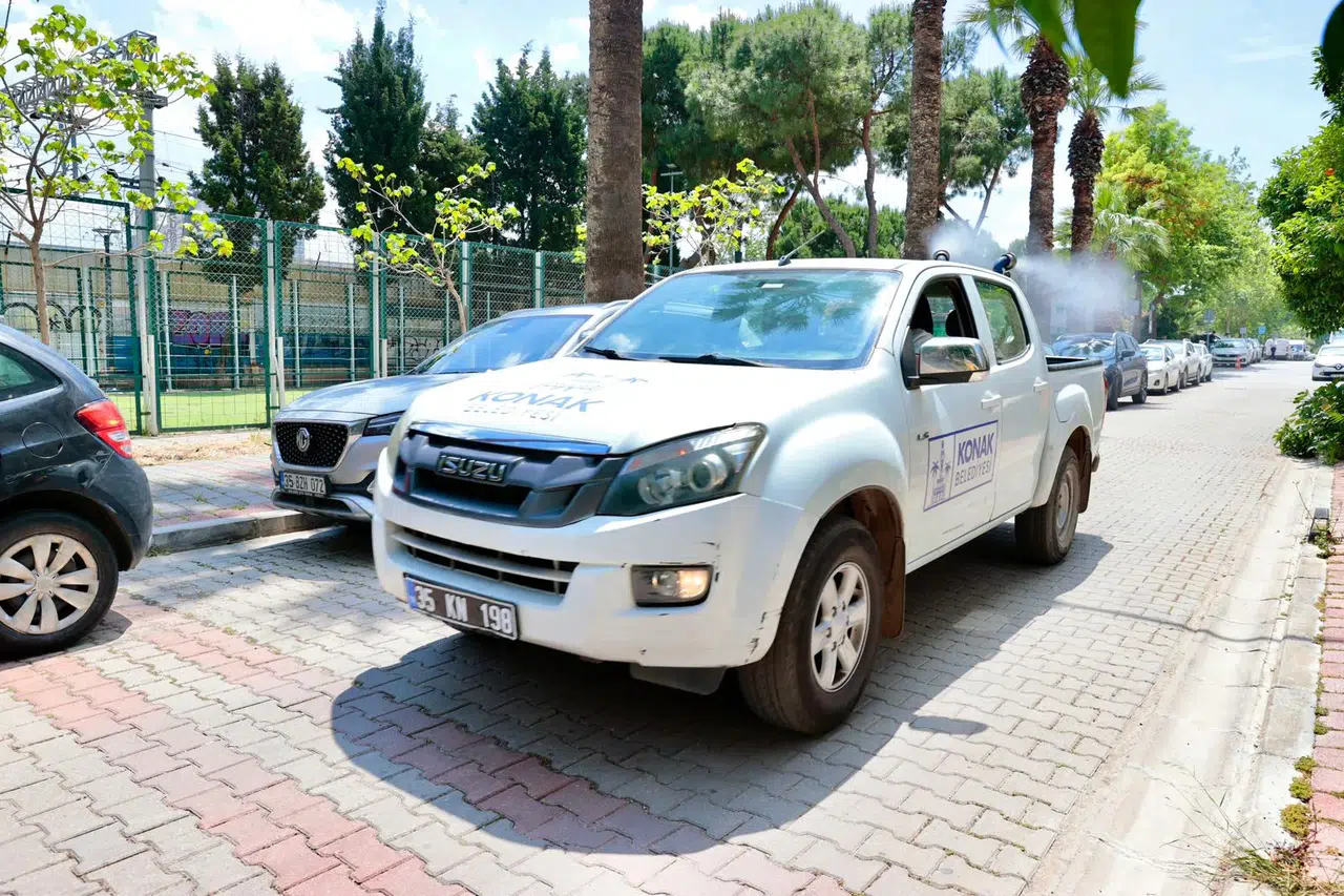 Konak’ta sivrisineklere karşı ilaçlama seferberliği: Ekipler her gün sahada