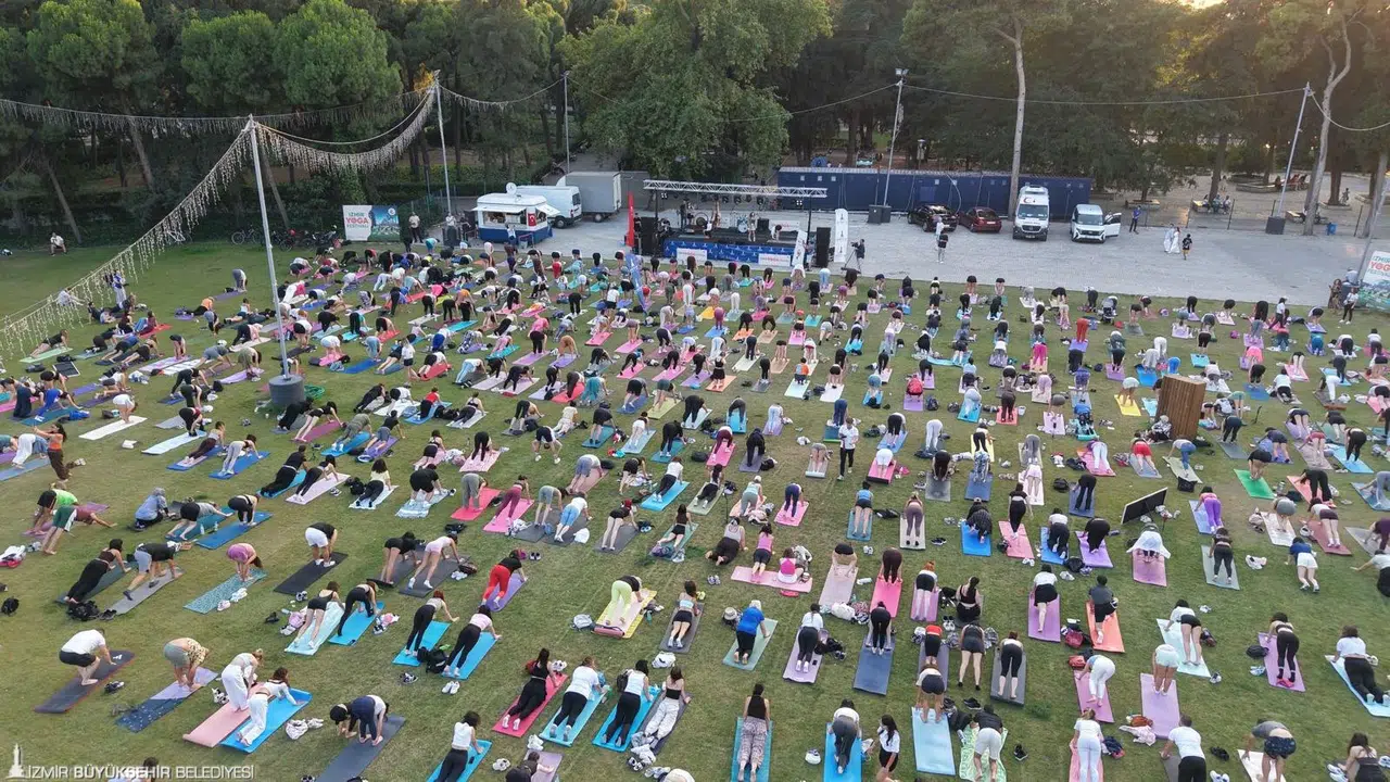 Matlar çimlere serildi Kültürpark'ta yoga rüzgârı esti