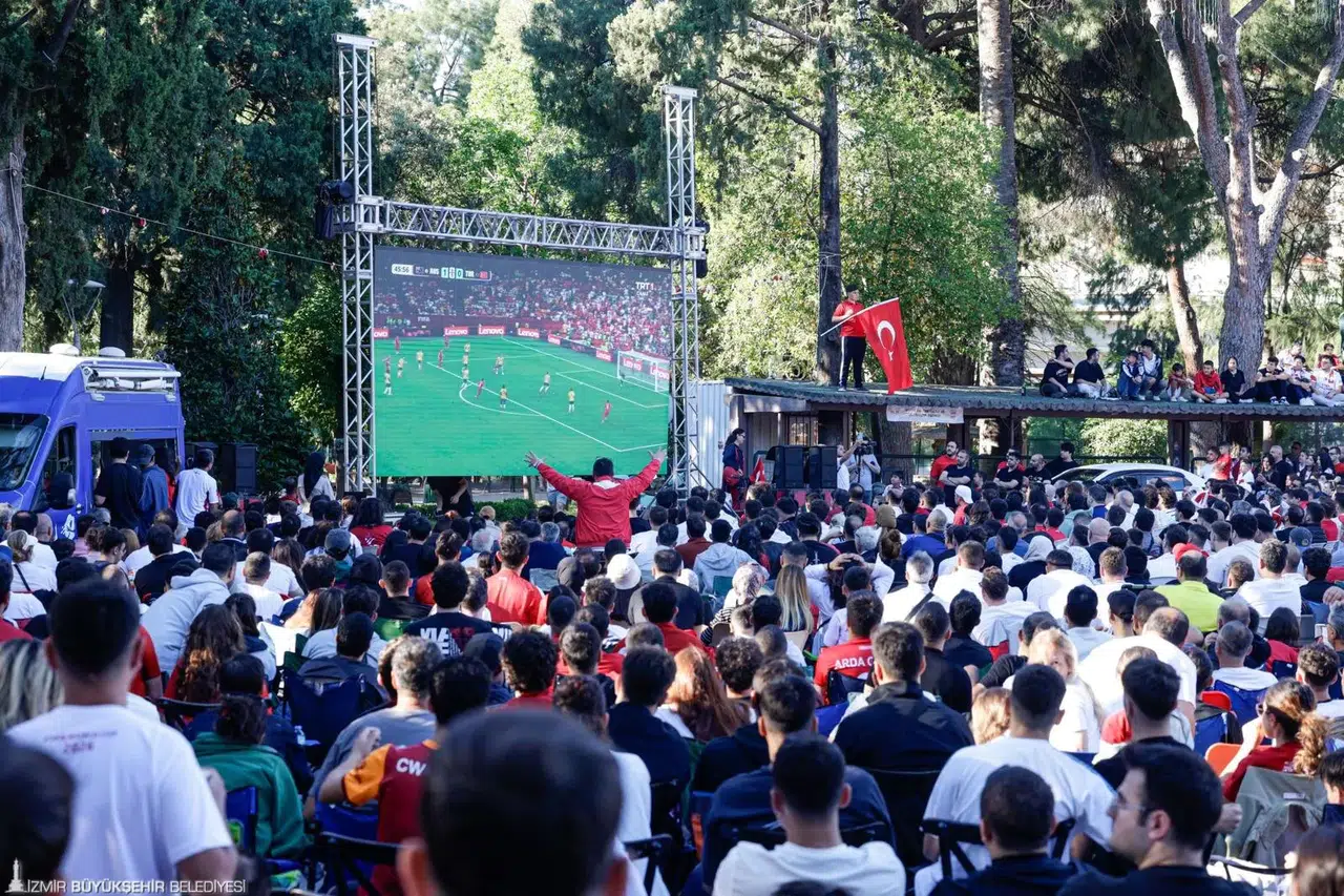 İzmir’de Dünya Kupası heyecanı meydanlara taştı