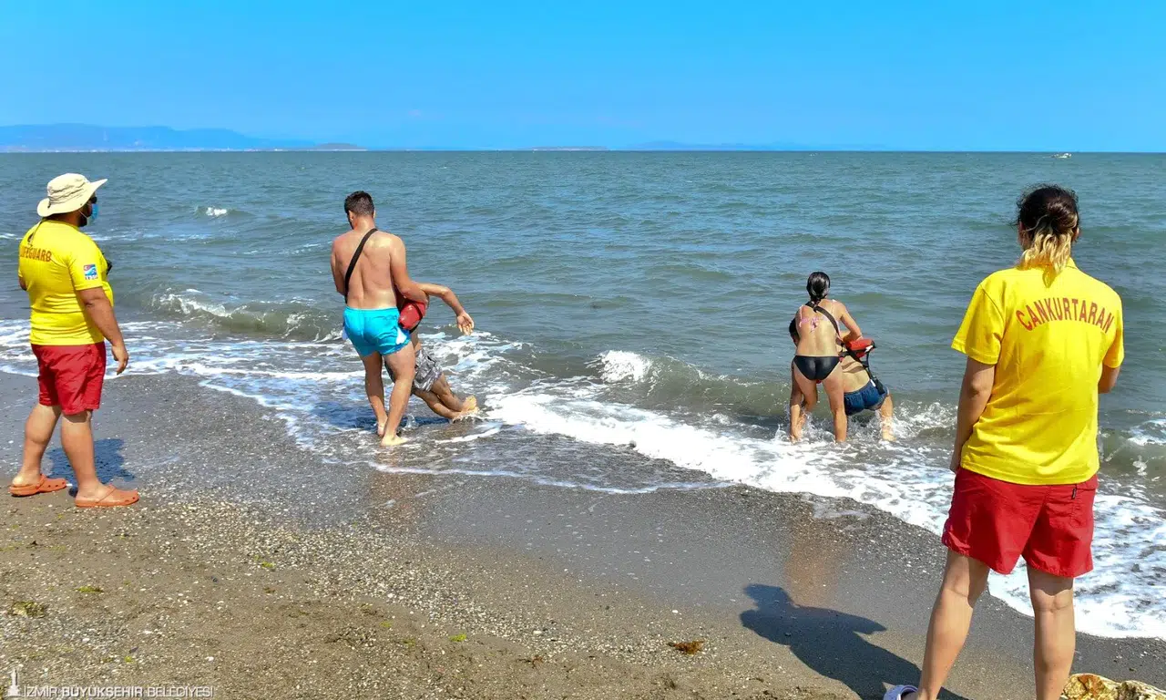 İzmir sahillerinde hayat nöbeti