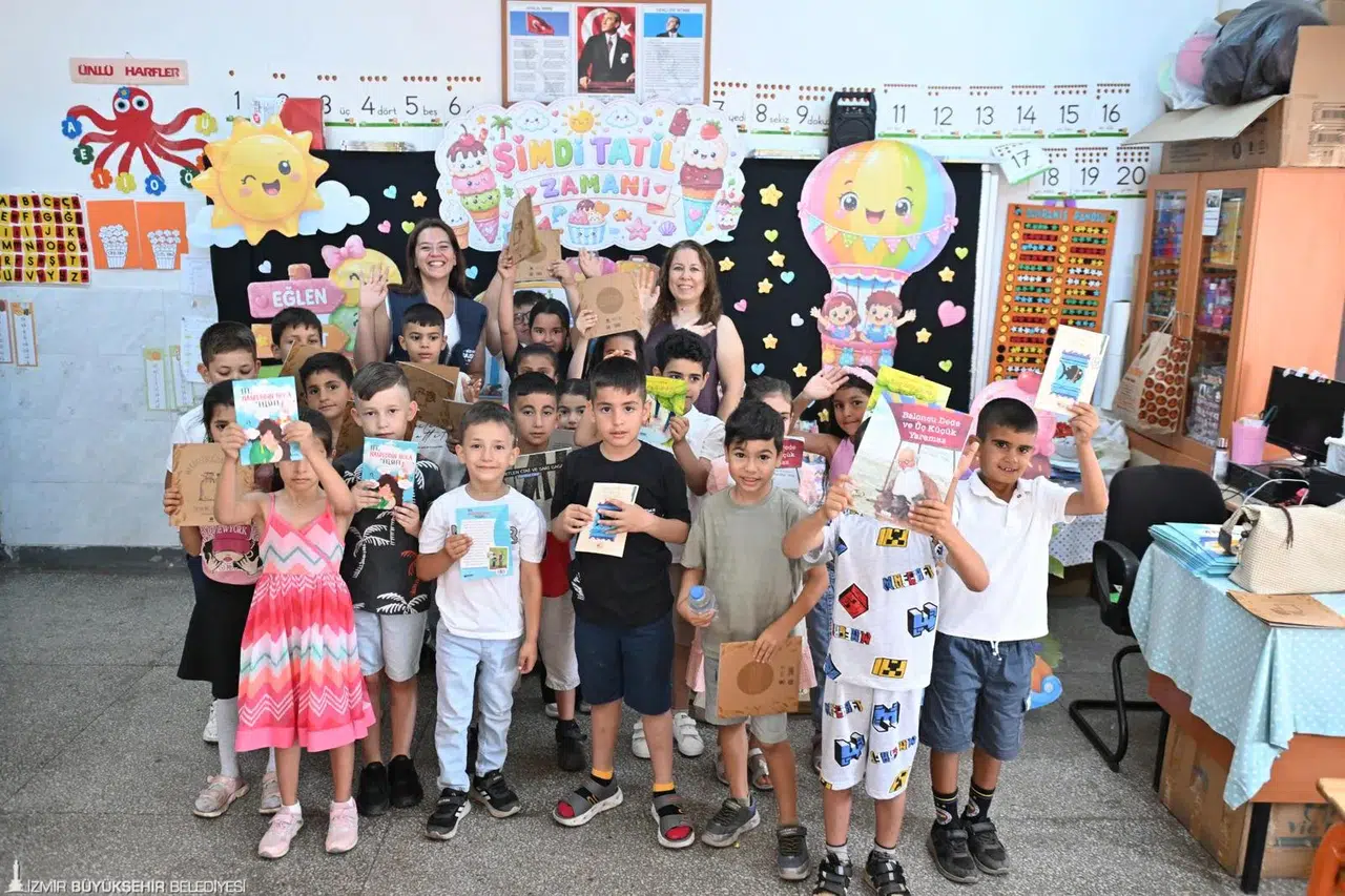 Başkan Tugay’dan Kiraz ve Aliağalı çocuklara karne hediyesi