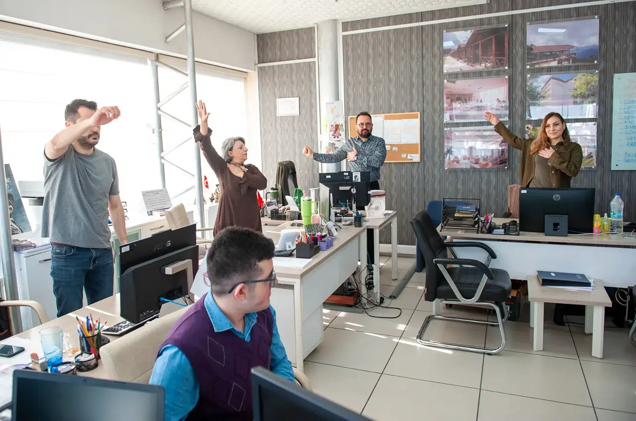 Karşıyaka Belediyesi’nde çalışanlar güne sporla başlıyor