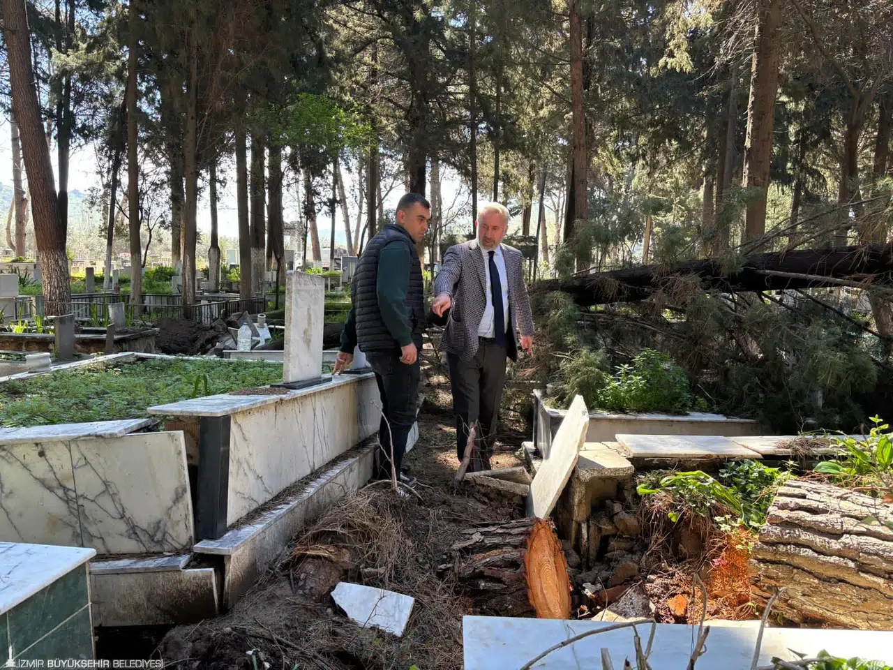 Fırtınadan etkilenen mezarlıklara hızlı müdahale