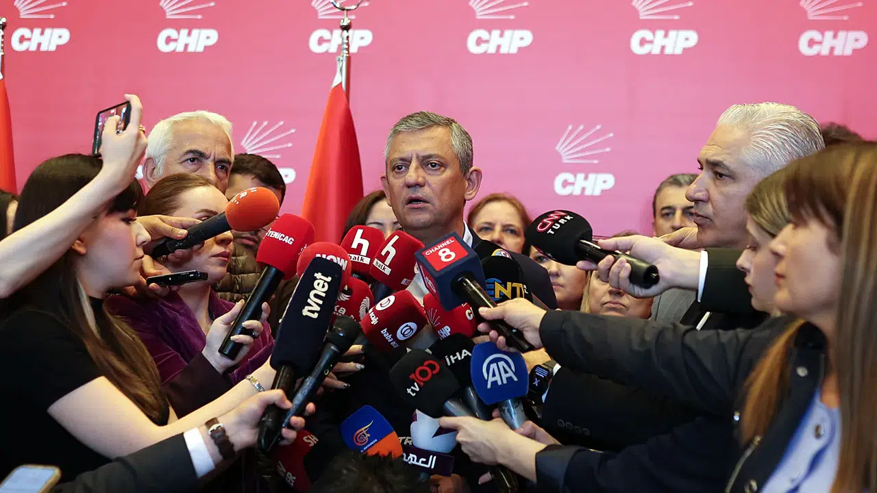 Özgür Özel'den yargı kararına rest: Tanımıyoruz, çözüm kurultayda