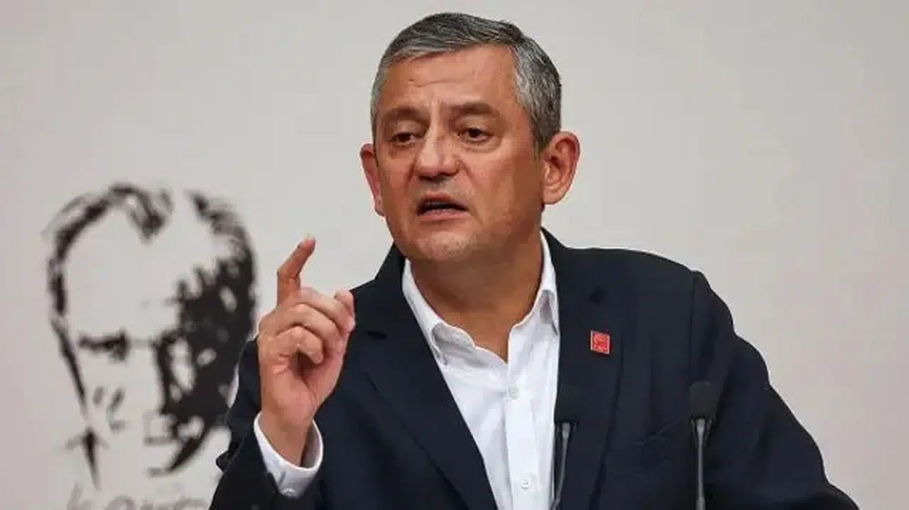 CHP Genel Merkezi'nde tansiyon zirvede: Özgür Özel'den 'direniş' mesajı