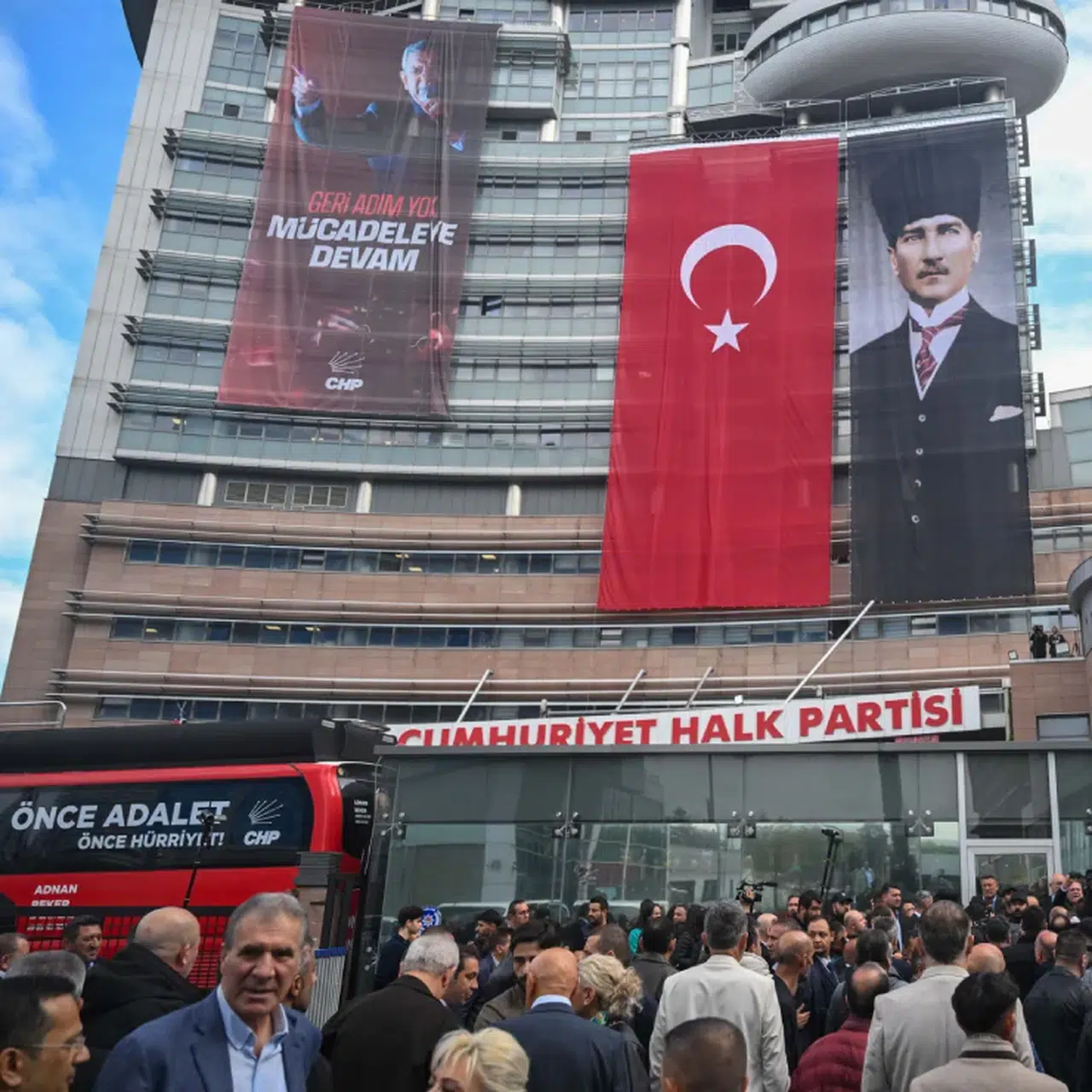 CHP'de tansiyon zirvede: Kılıçdaroğlu'nu destekleyen vekillerden 'polis' tepkisi ve kurultay çağrısı