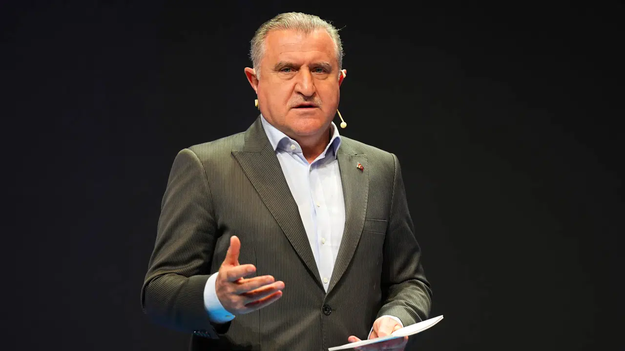 Galatasaray'da yeni dönem: Bakan Bak'tan Dursun Özbek'e kutlama mesajı