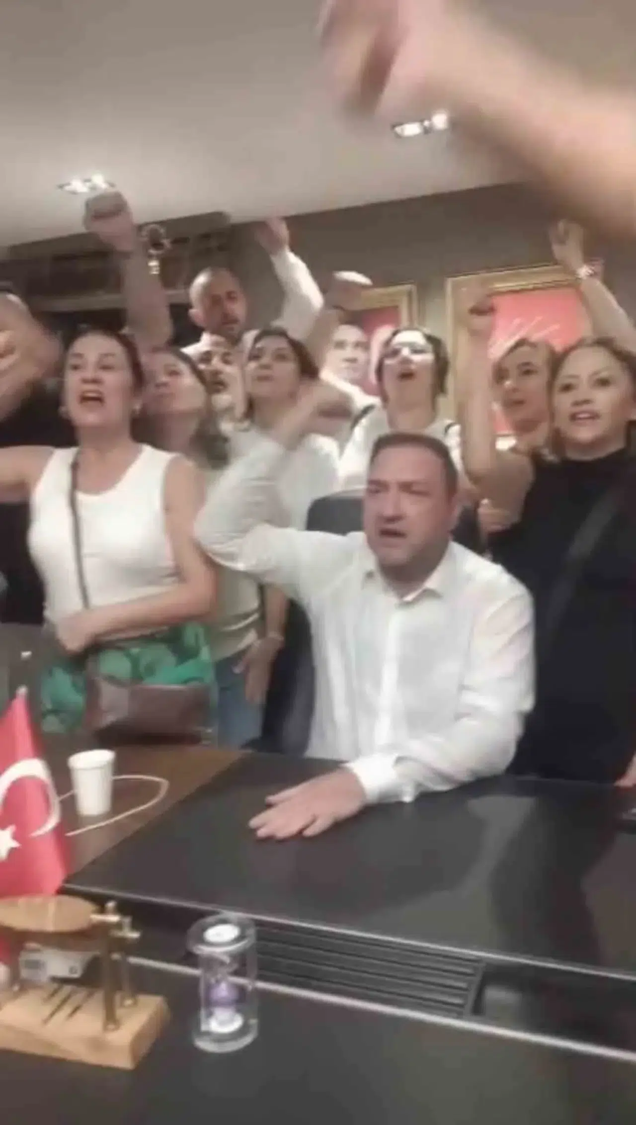 CHP İzmir İl Binasında gece yarısı operasyonu: Koltuk krizi arbedeyle sonuçlandı