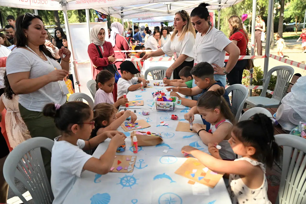 Bornova'da tatil heyecanı zirve yaptı: Büyükpark miniklerle şenlendi