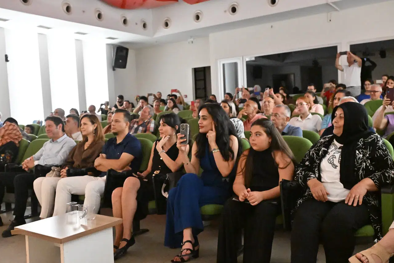 Manisa'da sanat rüzgarı: Kursiyerler hünerlerini sahnede sergiledi