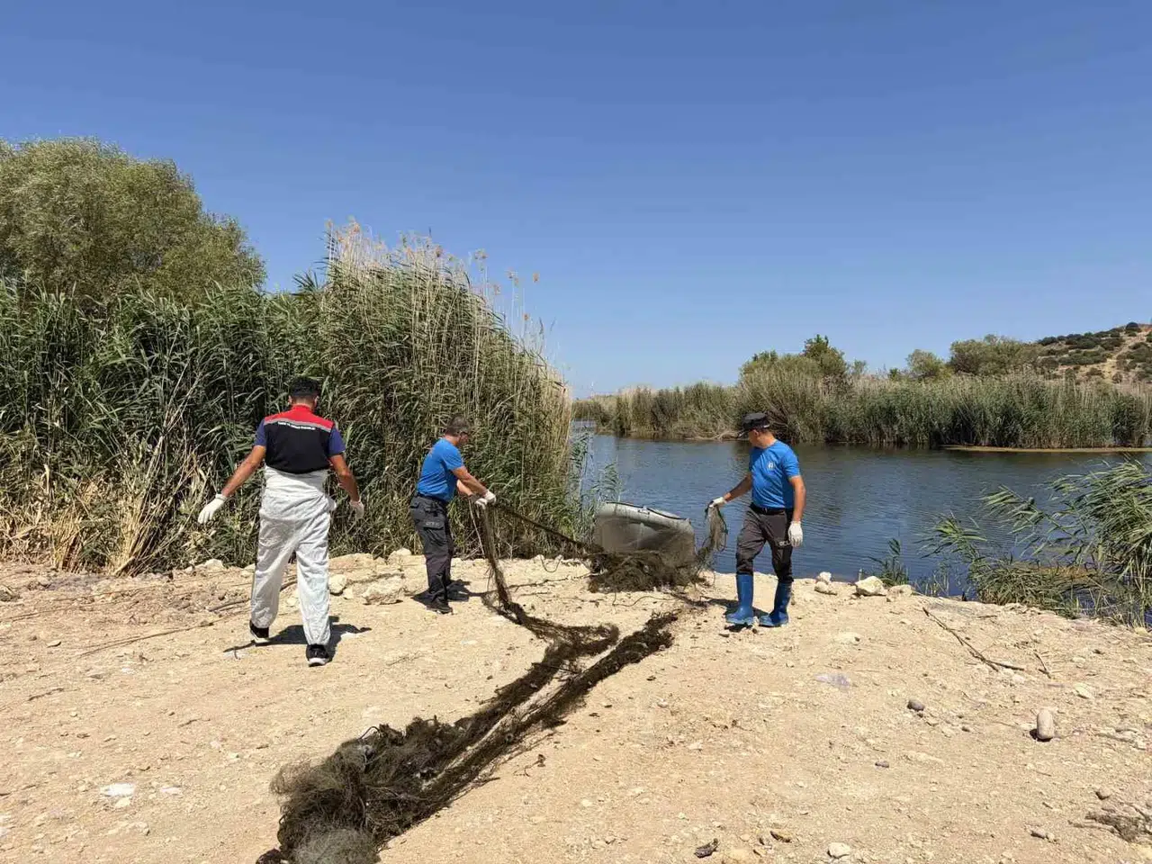 Aliağa’da sulara kurulan gizli tuzağı ekipler fark etti: 50 metrelik ağ imha edildi