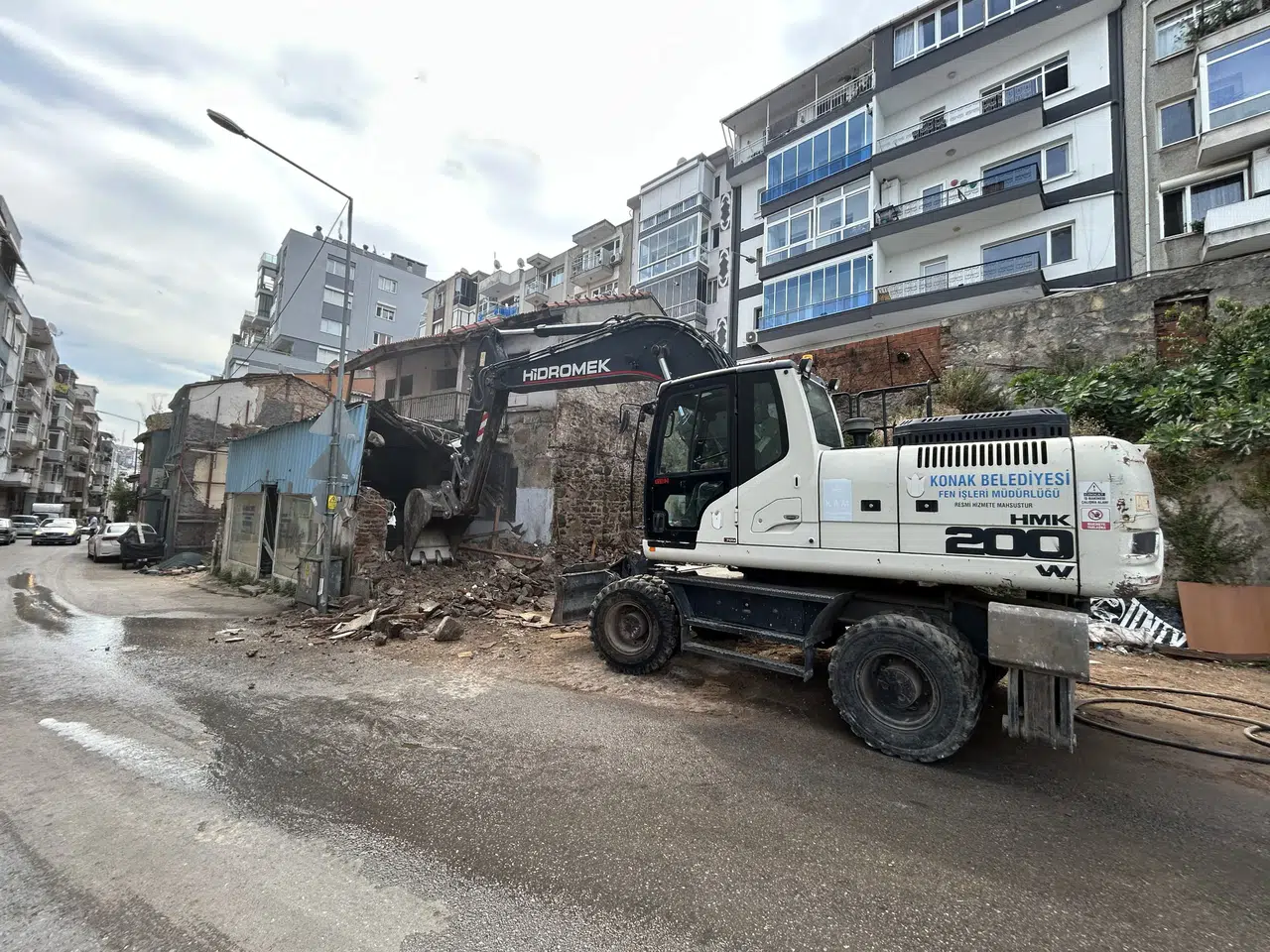 Konak’ta tehlike saçan yapılar birer birer temizleniyor: Hedef daha güvenli bir ilçe