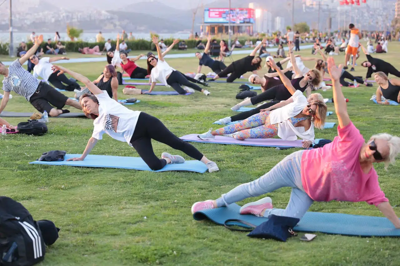 İzmir'in kalbinde spor şöleni: Kordon'da gün batımı eşliğinde hareketli saatler