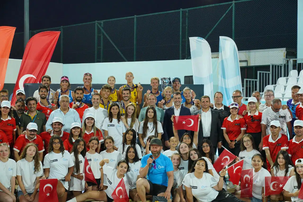 Sarımsaklı’da Voleybol Şöleni: Dünya Yıldızları Ayvalık’ta Buluştu