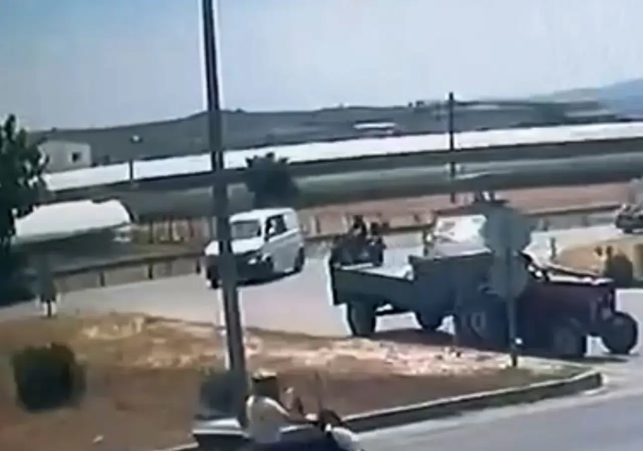 Menderes'te dehşet anları: Panelvanın hatalı manevrası motosikletliyi hastanelik etti