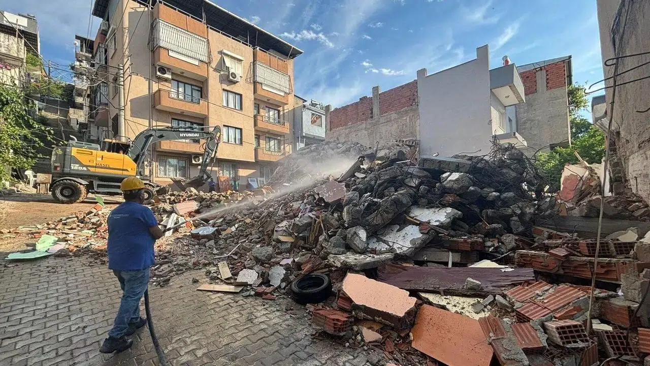 Buca’da tünel inşaatında uzlaşı sağlandı: Riskli bina kontrollü şekilde yıkıldı