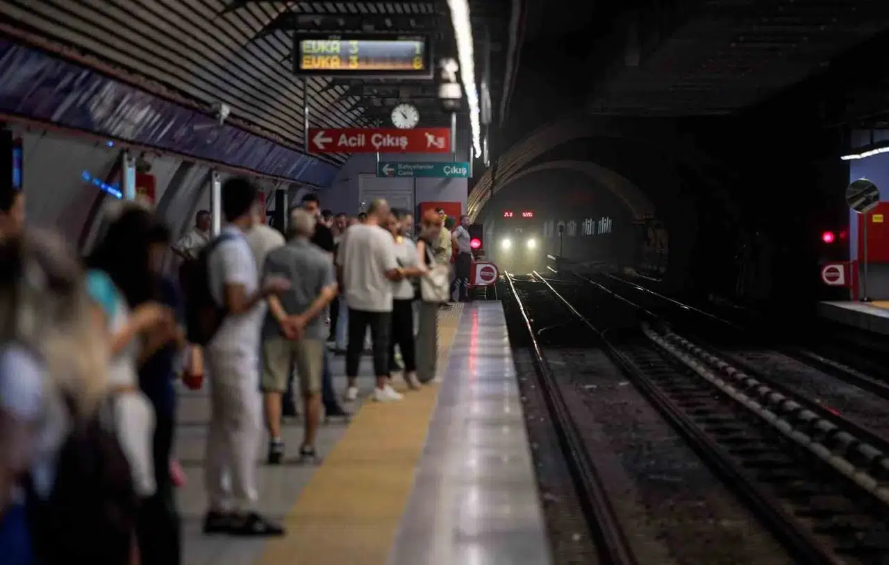 İzmir metrosunda kablo hırsızlığı paniği: Seferler saatler sonra normale döndü