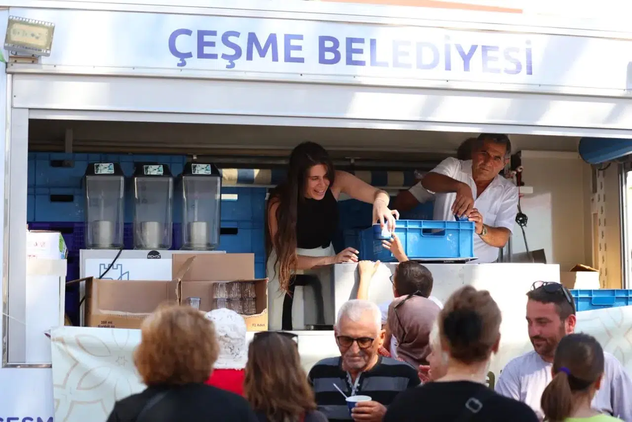 Çeşme’de aşure bereketi: Başkan Denizli komşularıyla aynı sofrada buluştu