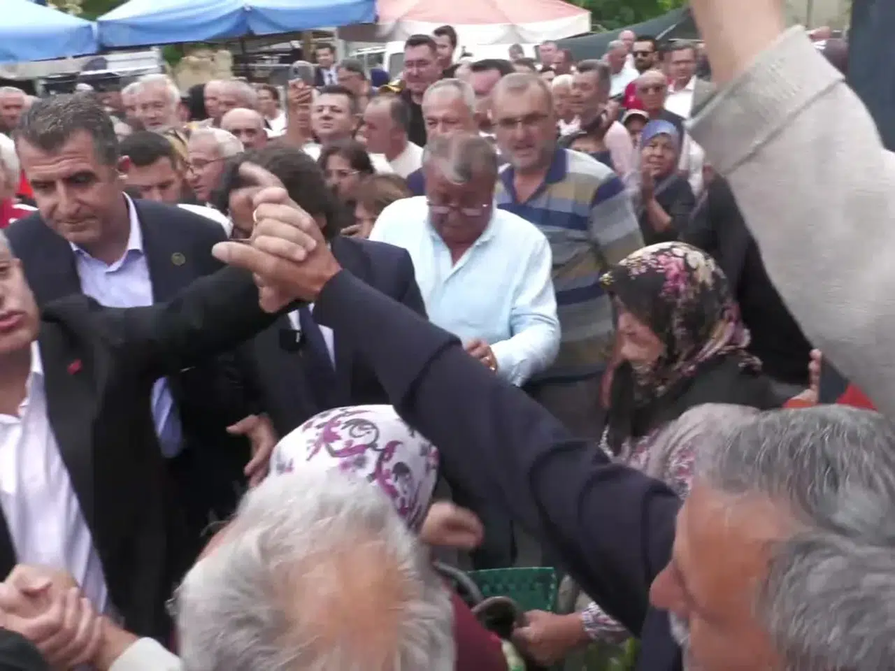 Özgür Özel'den istifa resti çeken partilisine 'baba ocağı' çağrısı: Sabırlı olun