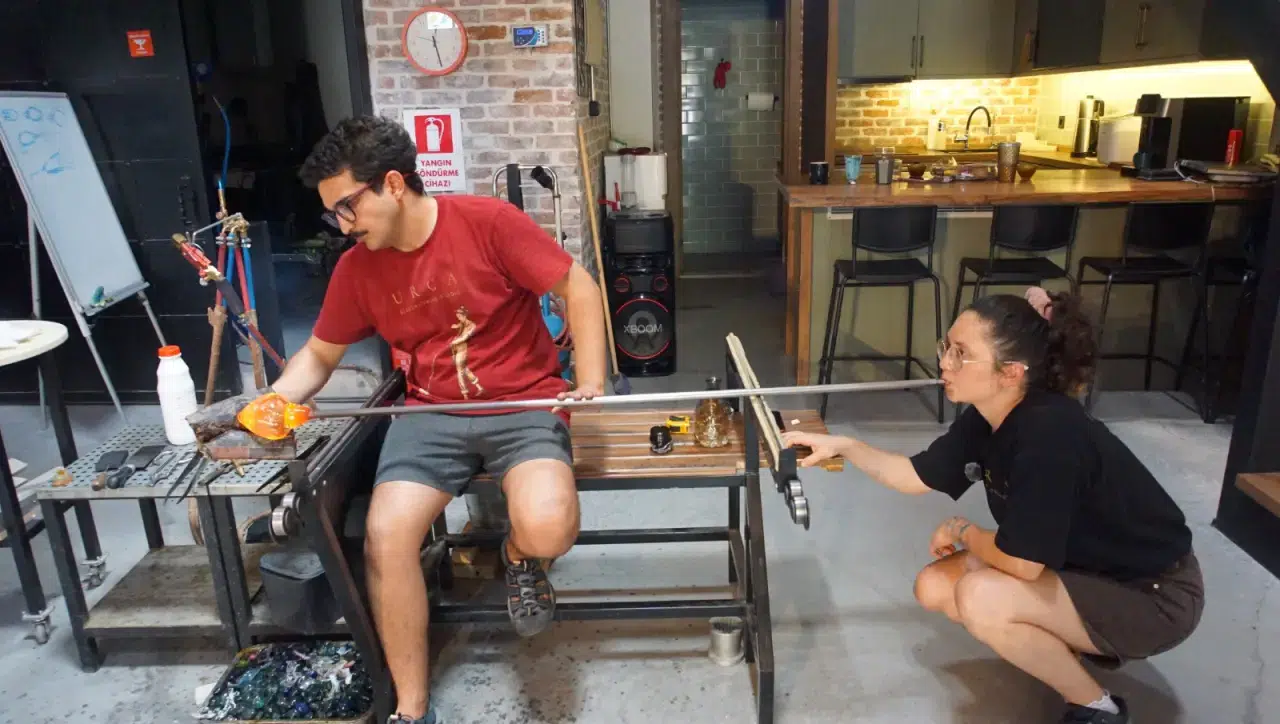 Ege'nin Geleneksel Cam Üflemesi: Zeynep ve Oraltay'dan Modern Dokunuşlar