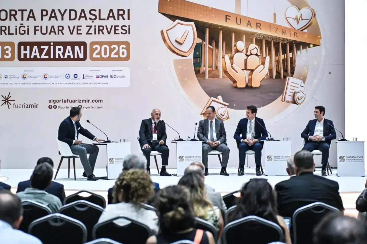 Sigorta İzmir Zirvesi'nde Dijital Dönüşüm ve Sürdürülebilirlik Konuları Ele Alındı