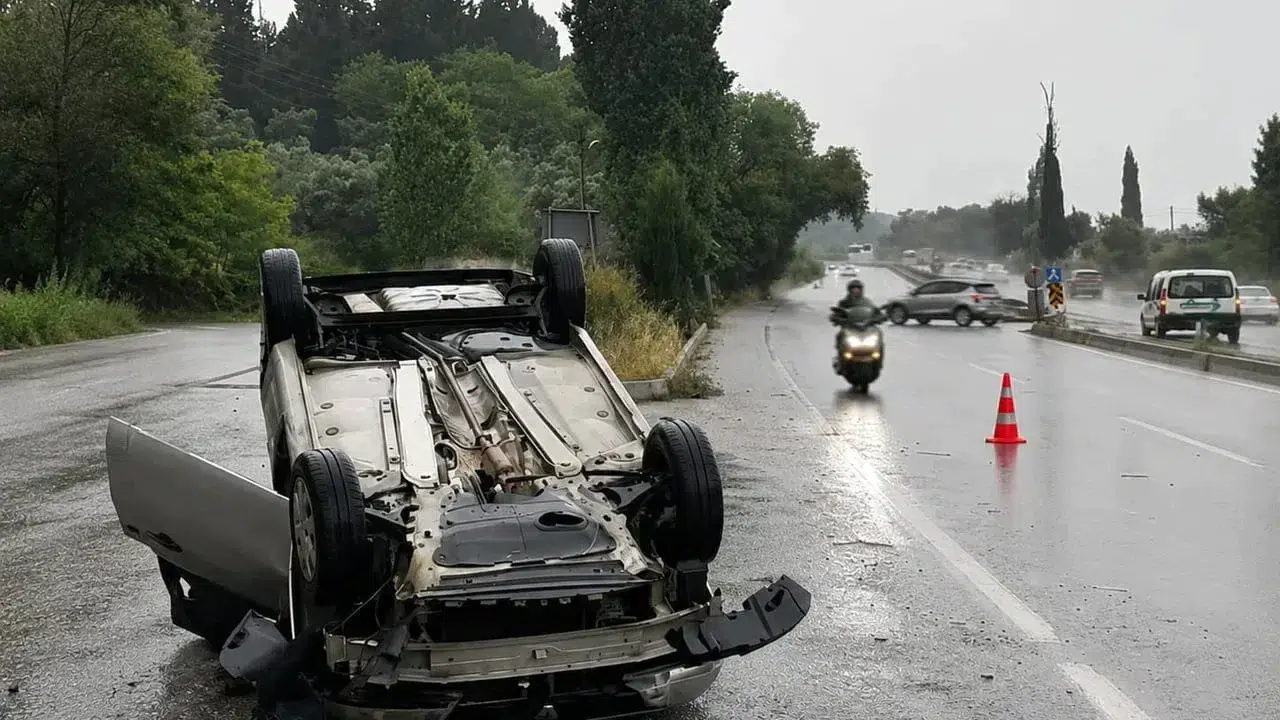 Söke-Kuşadası yolu üzerinde polis memurunun aracı takla attı