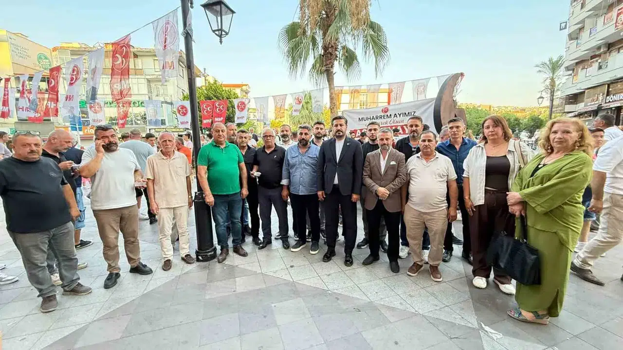 Kuşadası'nda Muharrem ayı dayanışması: MHP'den cadde cadde aşure ikramı