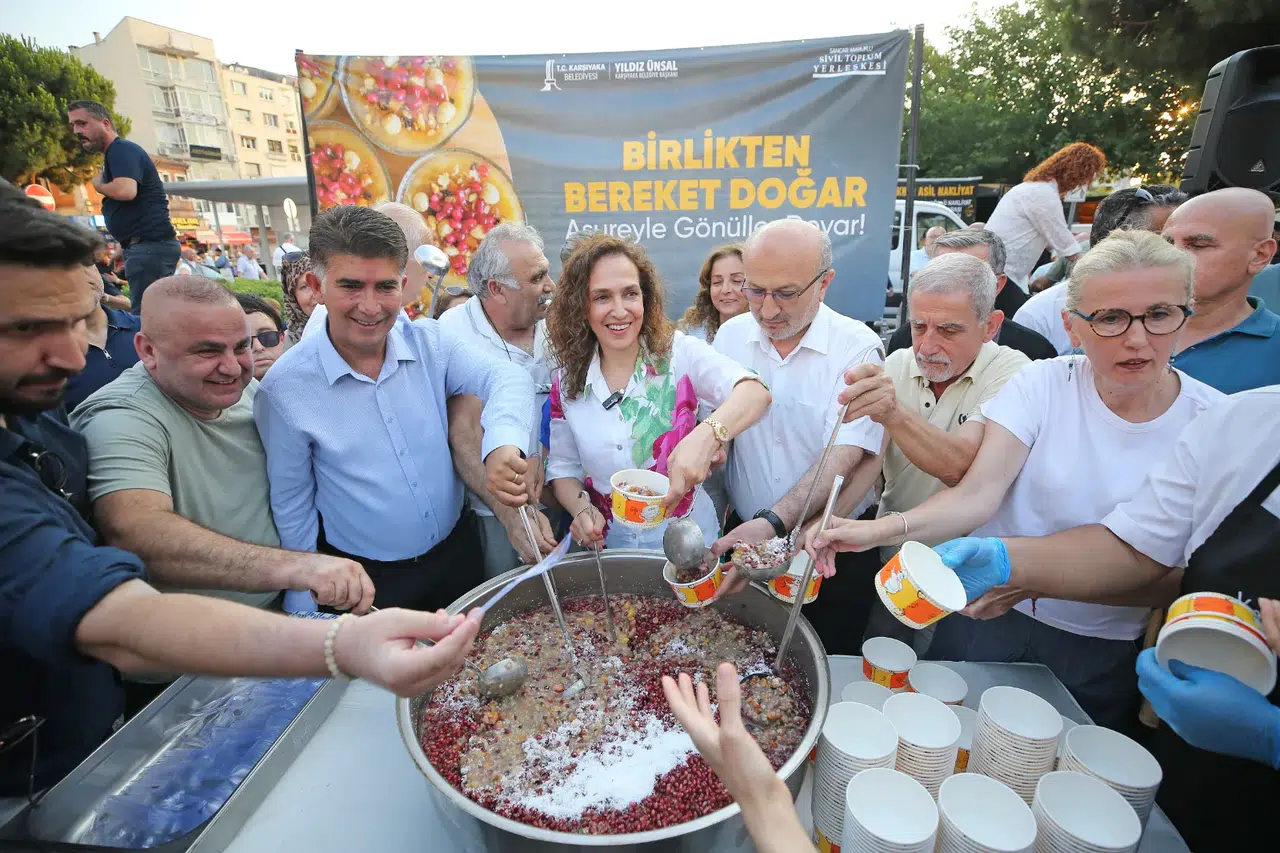 Karşıyaka'da dev kazanlar dostluk için kaynadı: 3 bin kişiye aşure ikramı