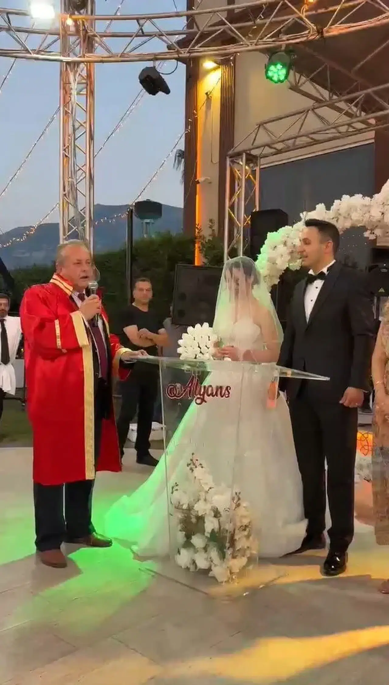 Manisa’daki düğünde sıra dışı nikah şovu: GBT sorgusuyla davetlileri kahkahaya boğdu