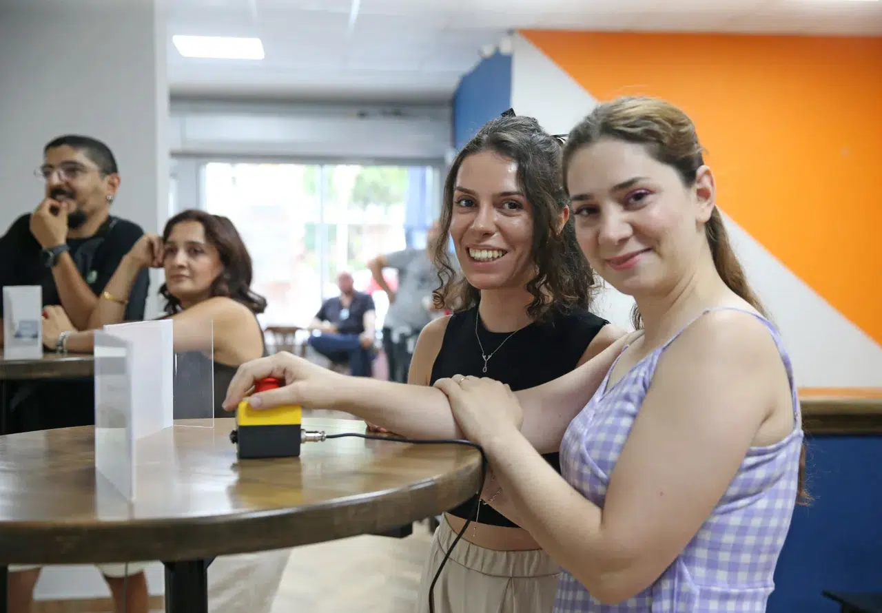Bostanlı'da rekabet ve eğlence bir arada: Gençler bilgi yarışmasında ter döktü