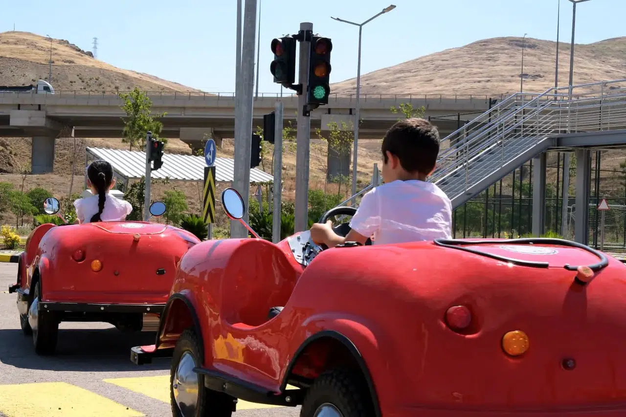 Menemen'de minik sürücüler trafiğe hazırlanıyor: Her gün 50 çocuk eğitim alıyor