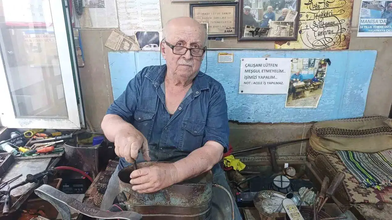 Sarıgöl’de bir zanaat çınarı: 61 yıldır dükkanının ışığı sönmüyor