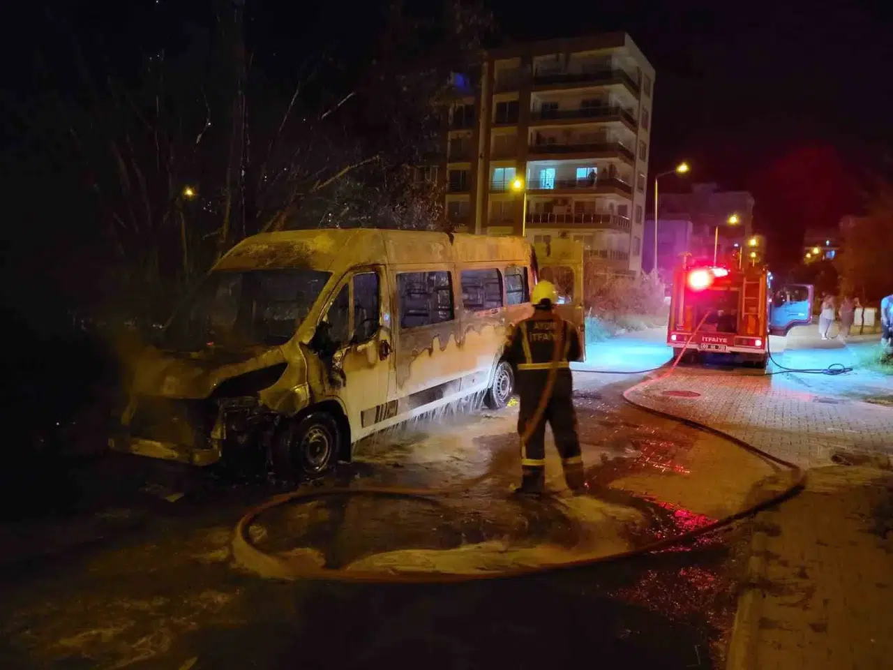 Nazilli'de geceyi aydınlatan alevler: Park halindeki minibüs hurdaya döndü