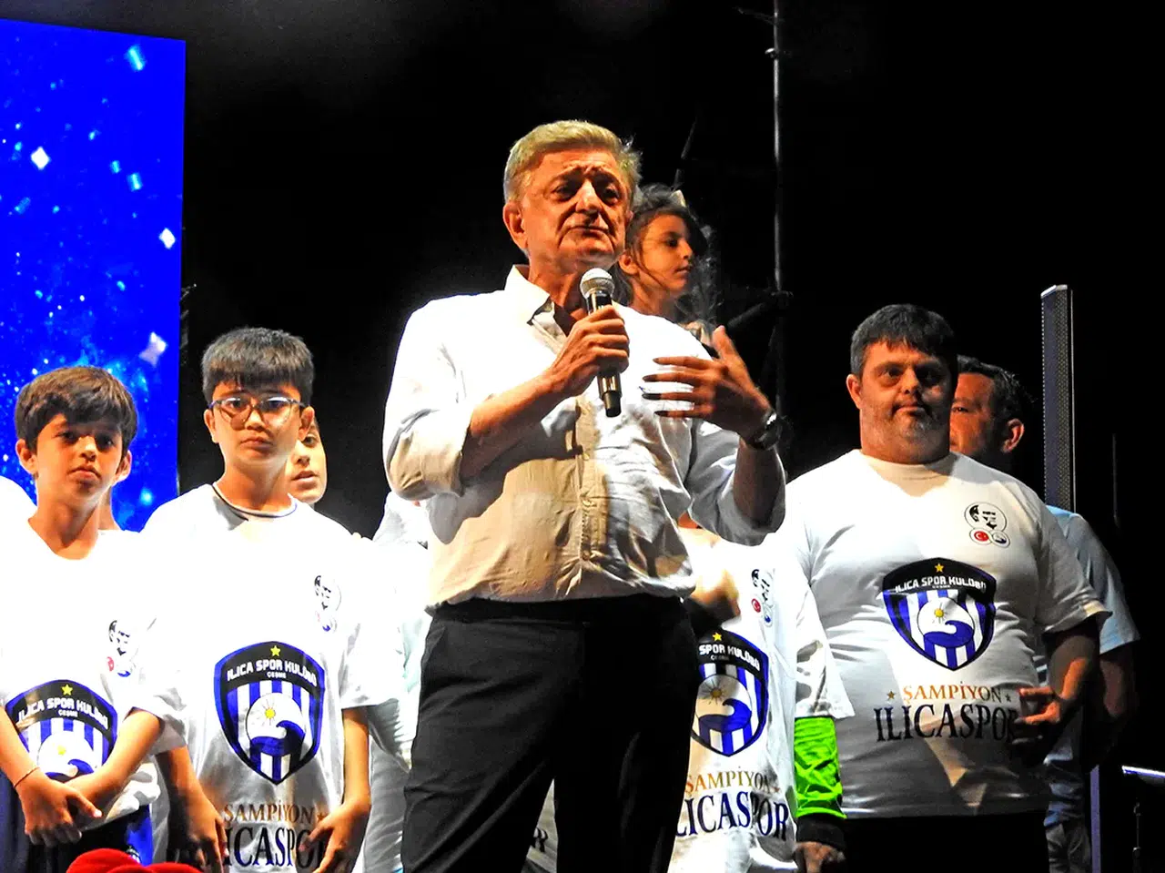 Yılmaz Vural Çeşme'de gözyaşlarını tutamadı: Minik şampiyonlara kupalarını verirken duygusal anlar yaşadı