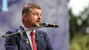 İzmir'de iki belediyeden zıt strateji: Biri ismini sildi, diğeri başkanlık koltuğunu koruyor