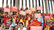 Göztepe'den öğrencilere çifte kutlama: Karneni getir, sarı-kırmızı hediyeni kap