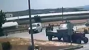 Menderes'te dehşet anları: Panelvanın hatalı manevrası motosikletliyi hastanelik etti