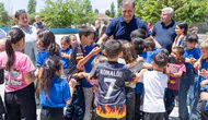 Başkan Tugay’dan Kirazlı çocuklara karne hediyesi